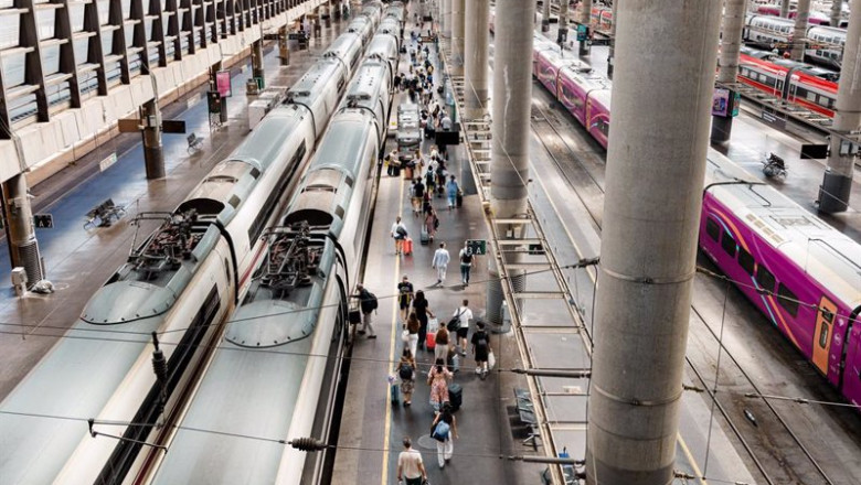 ep decenas de personas en la estacion de trenes puerta de atocha almudena grandes