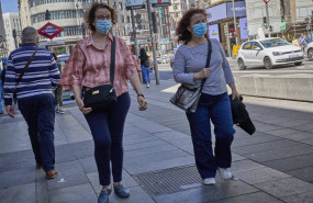 ep dos mujeres pasean por las inmediaciones de la plaza de callao con mascarilla a 7 de mayo de 2021