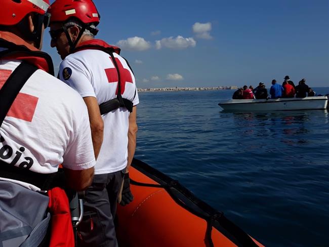 Efectivos de Cruz Roja en el momento del rescate, este viernes | CRUZ ROJA ep efectivoscruz rojamomentorescate este viernes