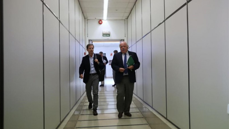 El consejero de Salud y Familias, Jesús Aguirre (a la derecha), se dispone a comparecer en rueda de prensa. | JESÚS PRIETO (EUROPA PRESS) ep el consejero de salud y familias jesus aguirre a la derecha se dispone a comparecer en rueda de