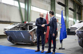 ep el ministro de defensa de letonia andris spruds i y el director general de santa barbara sistemas