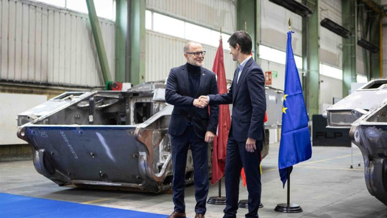 ep el ministro de defensa de letonia andris spruds i y el director general de santa barbara sistemas