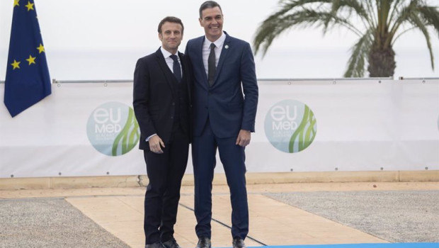 ep el presidente del gobierno de espana pedro sanchez d recibe al presidente de francia emmanuel