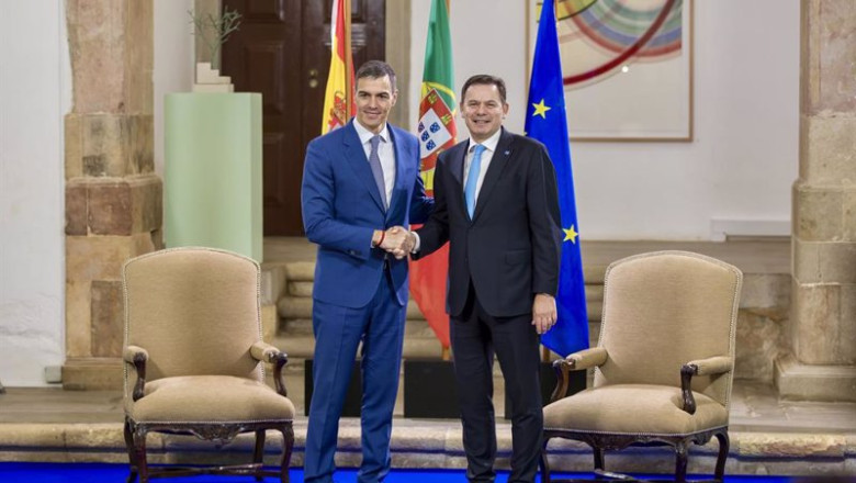 El presidente del Gobierno, Pedro Sánchez (i), y el primer ministro de la República Portuguesa, Luís Montenegro (d), mantienen un encuentro durante la XXXV Cumbre Hispano-Lusa | Alberto Díaz - Europa Press ep el presidente del gobierno pedro sanchez i y el primer ministro de la republica portuguesa luis