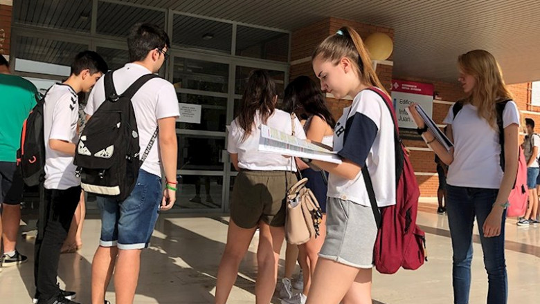 ep estudiantes repasan antes de realizar la selectividad el ano pasado en la universidad de