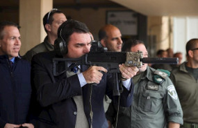ep flavio bolsonaro uno de los hijos del presidente de brasil jair bolsonaro dispara un arma durante