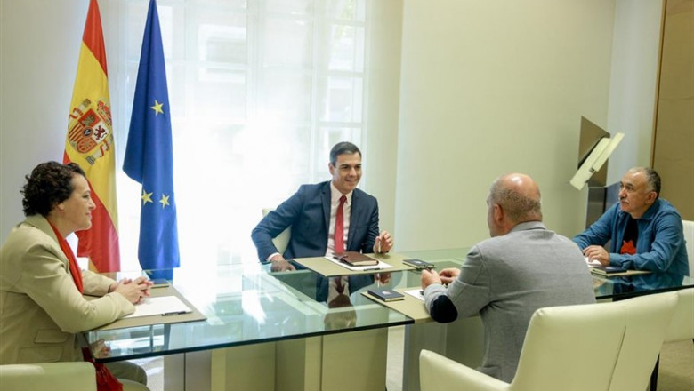 (I-D) La ministra de Trabajo en funciones, Magdalena Valerio, el presidente del Gobierno en funciones, Pedro Sánchez, el secretario general de CCOO, Unai Sordo y el secretario general de la UGT, José Álvarez, durante su reunión en La Moncloa. | Ricardo García - Europa Press ep i-d la ministratrabajofunciones magdalena valerio presidentegobiernofunciones pedro sanchez secretario generalccoo unai sordosecretario generalla ugt jose alvarez durantereunionla moncloa