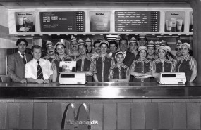 ep inauguracion del primer mcdonalds en espana situado en la gran via de madrid