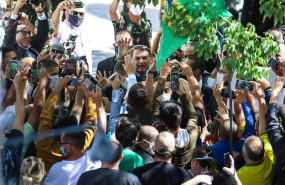 ep jair bolsonaro junto a un grupo de seguidores