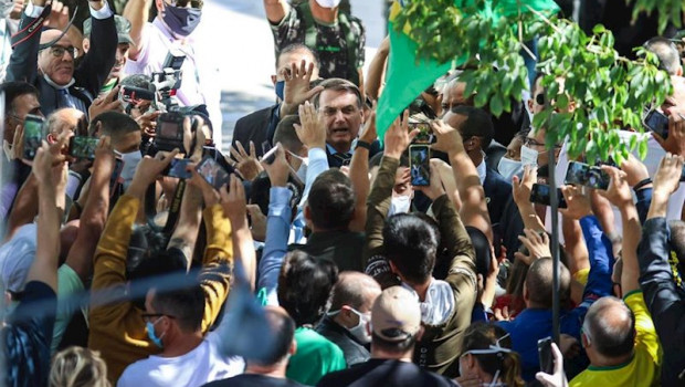 ep jair bolsonaro junto a un grupo de seguidores