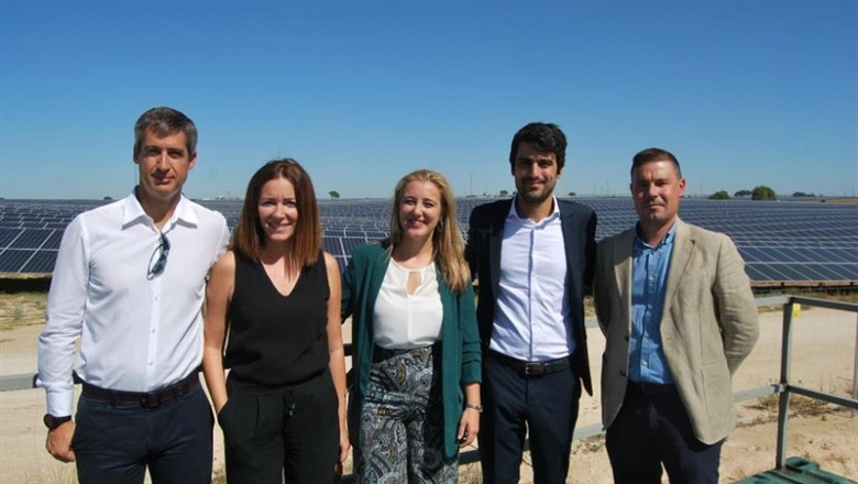 La alcaldesa de Alcalá, Ana Isabel Jiménez, con responsables municipales y la empresa que ha desarrollado el proyecto. La planta se ha inaugurado este jueves. | AYUNTAMIENTO DE ALCALÁ DE GUADAÍRA (SEVILLA). ep la alcaldesa de alcala ana isabel jimenez con responsables municipales y la empresa que ha