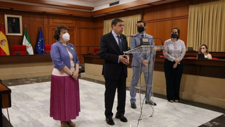 Luis Planas con José María Bellido, Rafaela Valenzuela y Blanca Torrent. | AYUNTAMIENTO DE CÓRDOBA ep luis planas con jose maria bellido rafaela valenzuela y blanca torrent