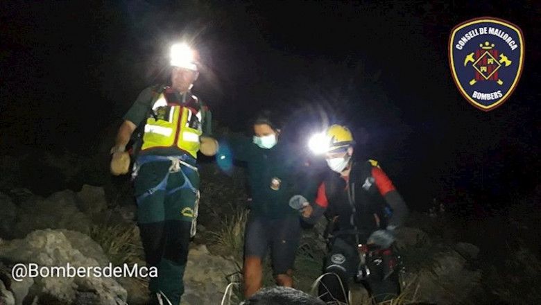 ep momento del rescate de la mujer por parte de los bomberos de mallorca ep momento del rescate de la mujer por parte de los bomberos de mallorca