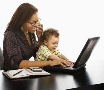 Mujer con un niño y un ordenador teletrabajo teletrabajador teletrabajadora | ARAKADIN ep mujerun ninoun ordenador teletrabajo teletrabajador teletrabajadora