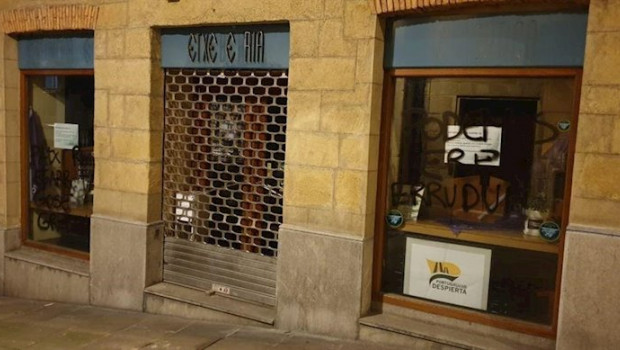 ep pintadas en la sede de podemos de portugalete
