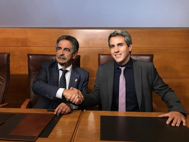 Revilla y Zuloaga se dan la mano tras rurbricar la adenda al pacto de gobierno | EUROPA PRESS ep revillazuloagadanmanorurbricaradendapactogobierno
