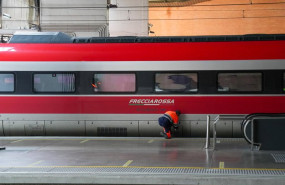 ep trenes parados y andenes vacios en en la estacion de santa justa de sevilla