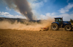 ep un agricultor trabaja en el campo