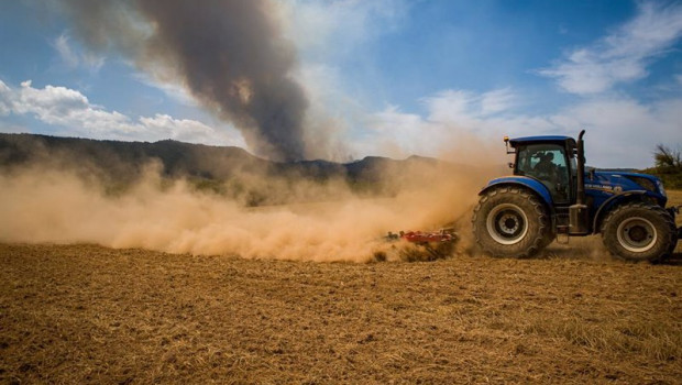 ep un agricultor trabaja en el campo