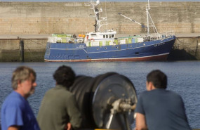 ep un barco en el puerto de viveiro