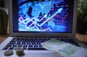 ep un grafico en un ordenador portatil con billetes y monedas a 4 de enero de 2022 en madrid espana