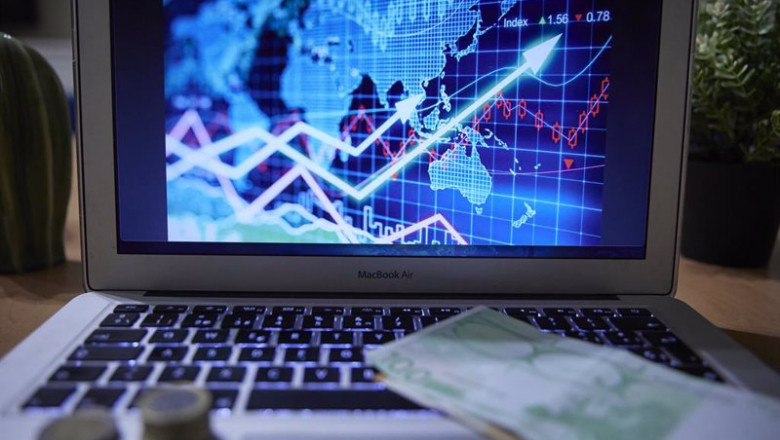 ep un grafico en un ordenador portatil con billetes y monedas a 4 de enero de 2022 en madrid espana