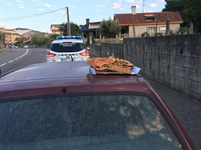 Un joven viajaba sobre el capó con una empanada | REMITIDA ep un joven viajabacapo conempanada
