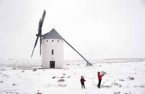 ep una gran nevada cae sobre campo de criptana en castilla-la mancha espana a 7 de enero de 2021