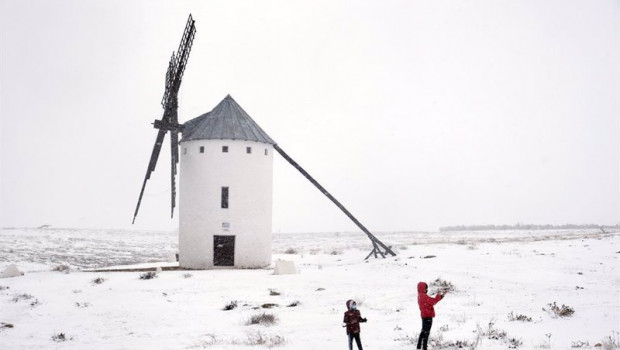 ep una gran nevada cae sobre campo de criptana en castilla-la mancha espana a 7 de enero de 2021