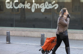 ep una mujer pasa al lado de uno de los centros del corte ingles de la capital un dia despues de que