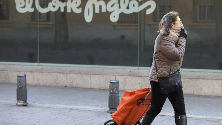 Exterior de una gran superficie de El Corte Inglés. | Marta Fernández Jara - Europa Press ep una mujer pasa al lado de uno de los centros del corte ingles de la capital un dia despues de que