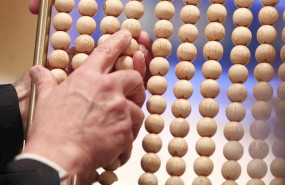 ep unos de los lotes de alambres con bolas de los numerosa antes de introducirse en el bombo grande