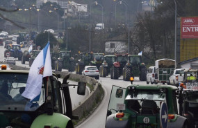 ep varios tractores de agricultores llegan a ourense durante una manifestacion en la segunda jornada