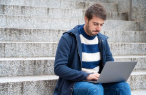 1588787287 joven expresion seria hombre freelance trabajando ordenador portatil al aire libre sentado escalones paisaje urbano56854 2777