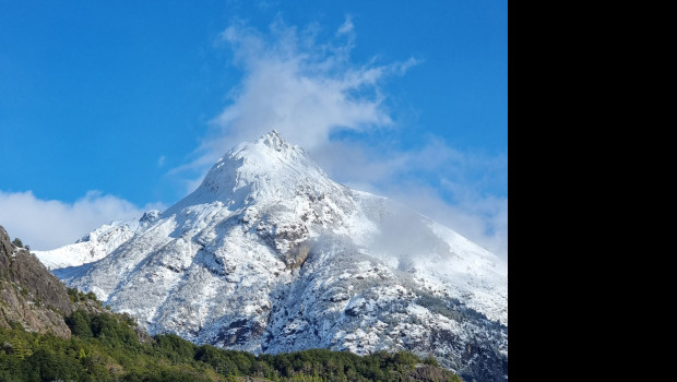 cerro capilla con nieve   bariloche 