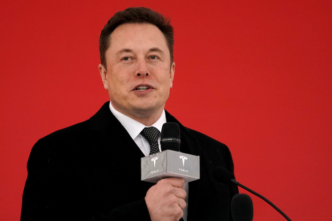 Elon Musk se rinde a los ordenadores: Somos tontos y nos superarán en todo