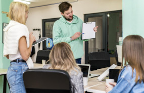 empresarios hablando de un proyecto de trabajo empresarios hablando de un proyecto de trabajo
