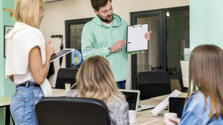 empresarios hablando de un proyecto de trabajo 