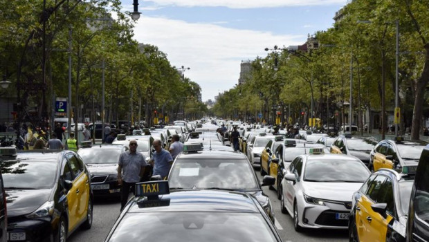 ep archivo   concentracion de taxis en el paseo de gracia de barcelona