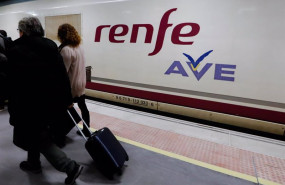 ep archivo   dos pasajeros pasan por delante del primer tren comercial de alta velocidad desde