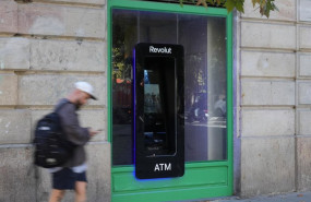ep archivo   un cajero de revolut a 10 de octubre de 2025 en barcelona cataluna espana revolut ha
