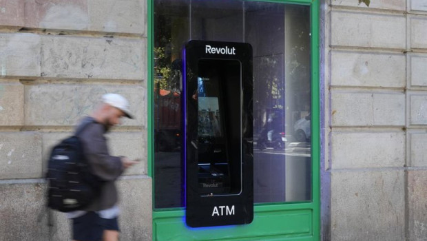 ep archivo   un cajero de revolut a 10 de octubre de 2025 en barcelona cataluna espana revolut ha