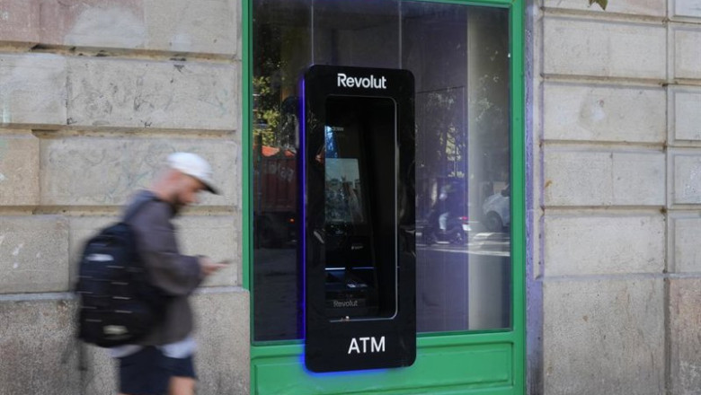 ep archivo   un cajero de revolut a 10 de octubre de 2025 en barcelona cataluna espana revolut ha