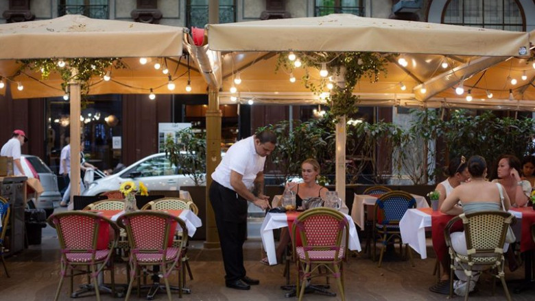 ep archivo un camarero atiende a una mesa en barcelona ep archivo un camarero atiende a una mesa en barcelona