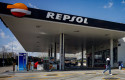 ep archivo   un joven protegido con mascarilla pasa al lado de una gasolinera de repsol ubicada en