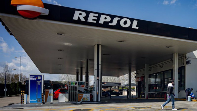 ep archivo un joven protegido con mascarilla pasa al lado de una gasolinera de repsol ubicada en ep archivo un joven protegido con mascarilla pasa al lado de una gasolinera de repsol ubicada en