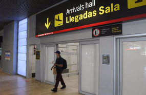 ep archivo   un pasajero procedente de un vuelo con origen gran bretana