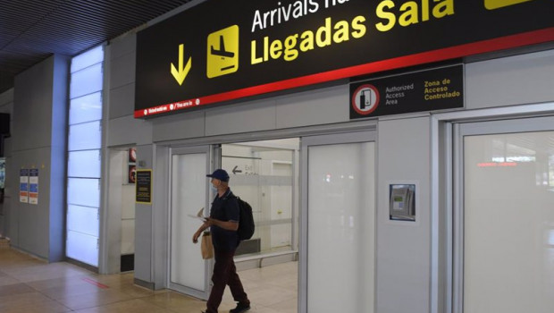 ep archivo   un pasajero procedente de un vuelo con origen gran bretana