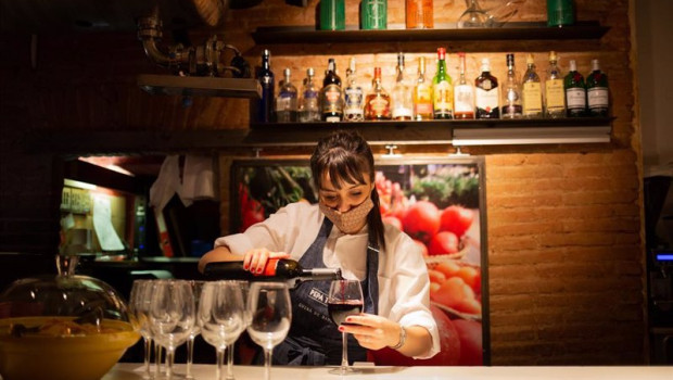ep archivo   una camarera sirve una copa de vino en el interior de un bar de barcelona