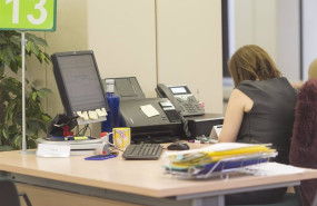 ep archivo una funcionaria en su puesto de trabajo ep archivo una funcionaria en su puesto de trabajo